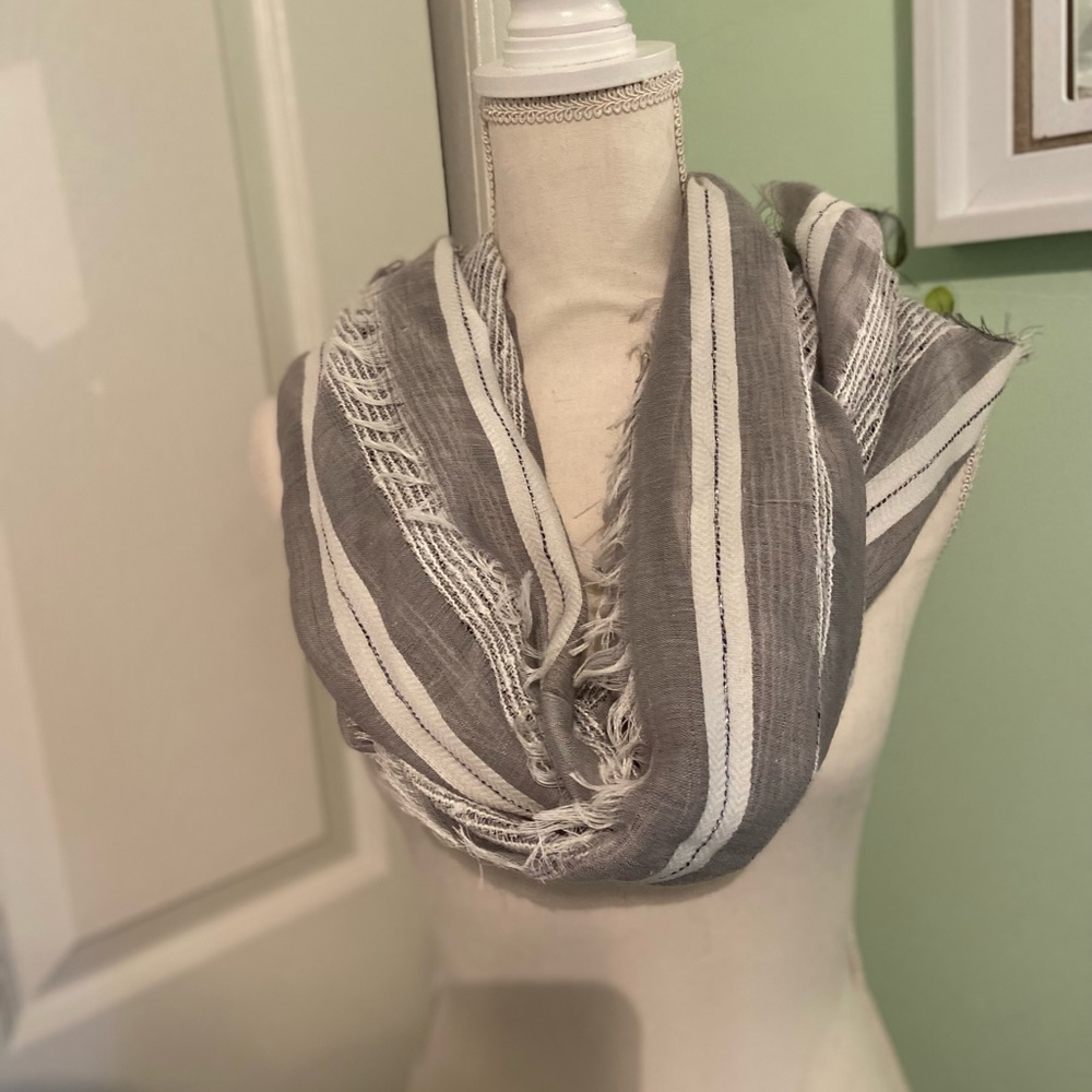 Women’s scarf EUC worn once 68” x 27”